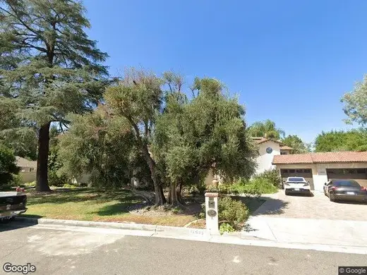 Lush front yard with trees at iRely Recovery Los Angeles Drug & Alcohol Rehab, a detox center in Los Angeles.