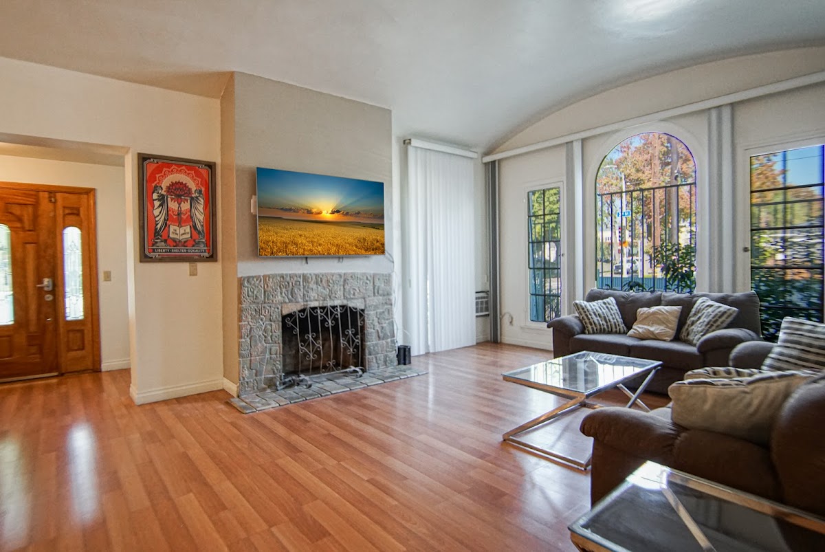 La Peer House Sober Living - Photo 6